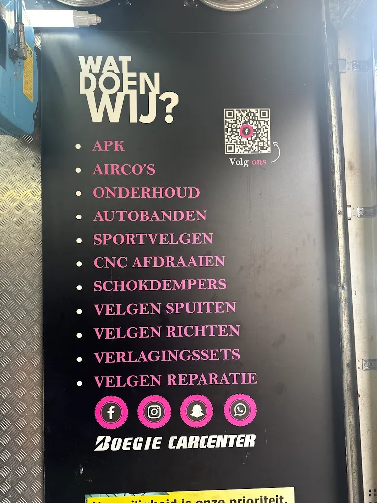 Monteur van Boegie Car Center aan het werk in de werkplaats in Rotterdam
